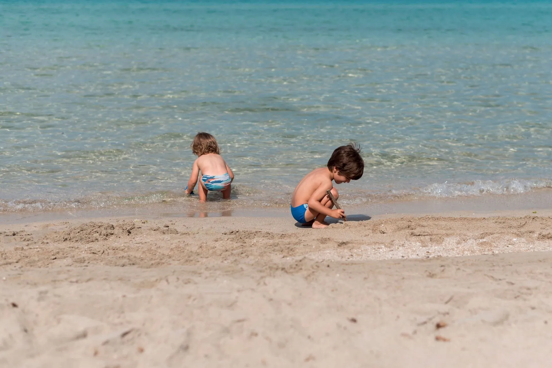 long-shot-kids-playing-beach.jpg